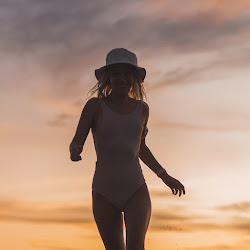 《海底两万里》中写到潜艇上的人睡的床、穿的衣服、用来写字的笔和墨水是用什么做的？